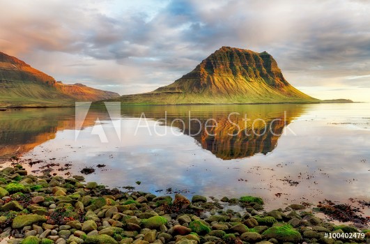 Bild på Sea coast with mountain reflection Iceland
